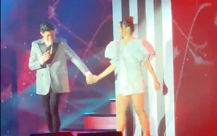 Cứ hễ song ca bản hit này là 'gia đình văn hoá' Noo Phước Thịnh - Đông Nhi bất chấp nắm tay, ôm eo tình tứ Ảnh 2