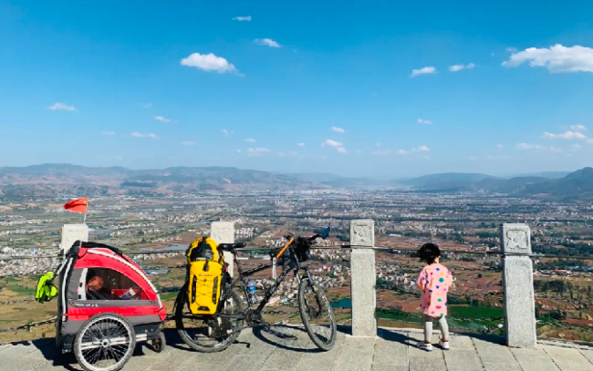 Người cha đơn thân đạp xe hơn 4000km đến Tây Tạng để mừng sinh nhật con gái Ảnh 2