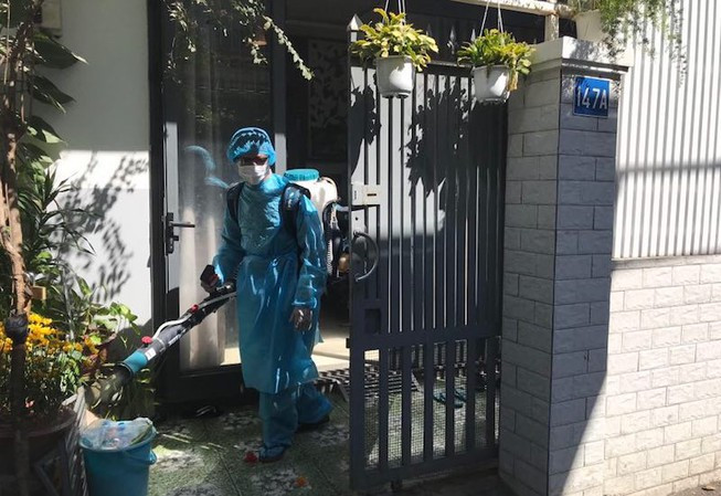 Lực lượng chức năng tiến hành phun khử trùng để phòng ngừa nguy cơ lây lan 