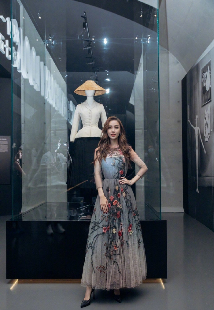 Cư dân mạng chú ý phản ứng của AngelaBaby sau vụ việc Trương Manh sờ mặt Huỳnh Hiểu Minh Ảnh 9
