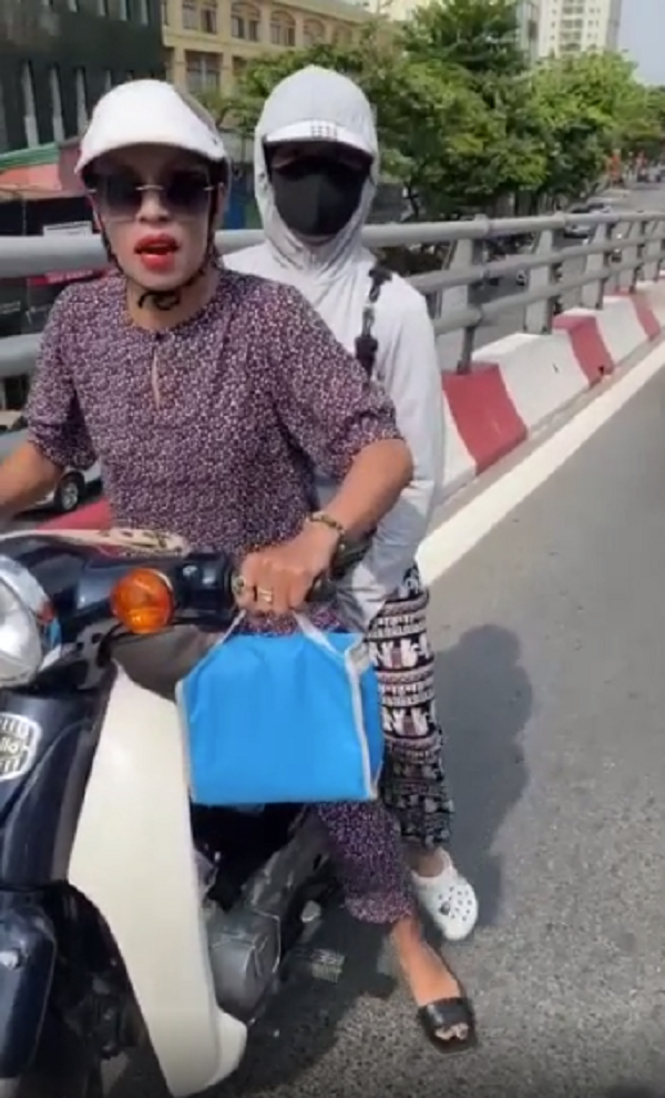 Người phụ nữ nhặt được chiếc túi màu xanh nhưng không chịu trả. 