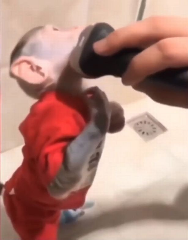 Chú khỉ dễ thương đang cố gắng cạo râu