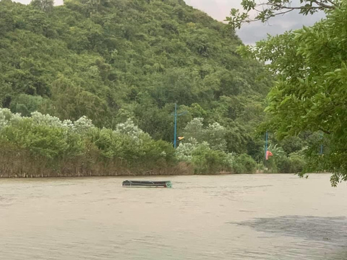 Chuyến đò bị lật ở chùa Hương.