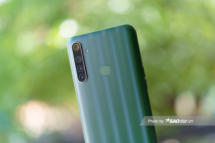 Realme 6i có thiết kế mặt lưng khá thú vị với các hiệu ứng vân sáng có khả năng biến đổi theo góc nhìn hoặc trong các điều kiện ánh sáng khác nhau.&nbsp;