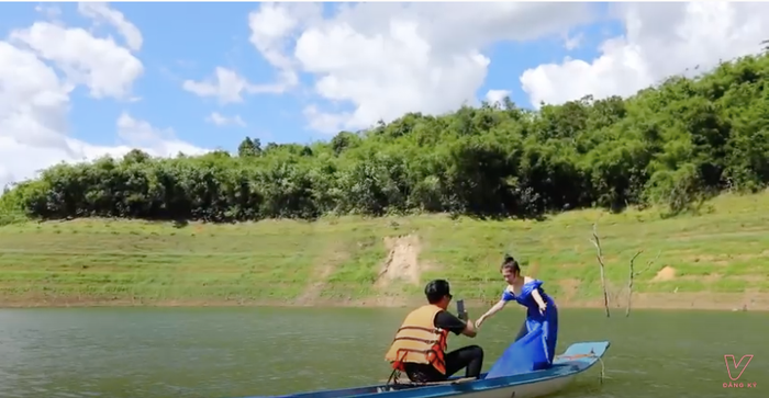 Hòa Minzy nhiều lần muốn té xuống nước vì không giữ được thăng bằng.