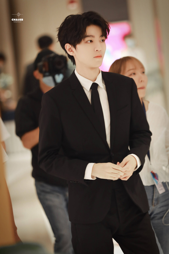 'LHP quốc tế Thượng Hải 2020': Vương Tuấn Khải gây sốt với chiếc nhẫn trên tay, đẹp đến ngộp thở khiến fan mê sảng Ảnh 31