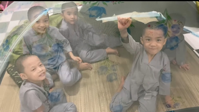 Hào hứng điểm danh trước khi đi ngủ