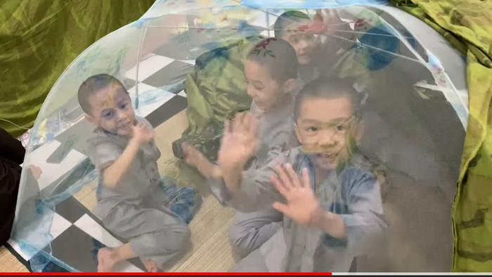 Các em hí hửng chào khán giả