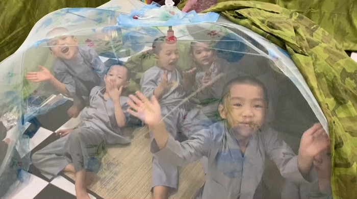 Các em mi gió tạm biệt người hâm mộ để đi ngủ