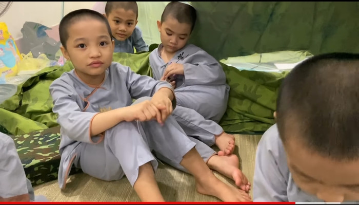 Nghi Tâm hứa sẽ ôm thật chặt các thầy để ngủ