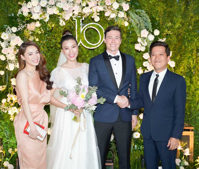 Trong đám cưới Hoàng Oanh và chồng Tây, vợ chồng Nhã Phương - Trường Giang được khen hết lời với phong cách tinh tế bên cạnh hai nhân vật chính của hôn lễ. Nhan sắc sau sinh của Nhã Phương cũng khiến nhiều người trầm trồ.  