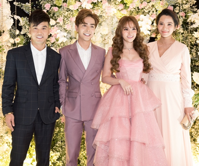 Ưng Hoàng Phúc tháp tùng Kim Cương dự đám cưới Thu Thủy và chồng trẻ. Hai vợ chồng nam ca sĩ diện đồ đen trắng ton-sur-ton, nổi bật song không hề qua mặt chủ nhân bữa tiệc.