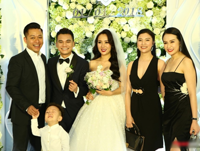 Trong đám cưới Khắc Việt, vợ chồng Tuấn Hưng lại được khen nhờ mặc đồ đen trắng đúng theo dresscode, vừa lịch sự vừa ấn tượng.