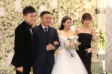 Nhưng cũng không trách được gia đình Xìn- Ri vì họ chỉ diện một màu đen truyền thống cũng không tránh khỏi spotlight. Cụ thể trong đám cưới đạo diễn Nhất Trung, dù mặc đồ đen ton-sur-ton, vợ chồng danh hài lại nổi trội hơn cô dâu chú rể.