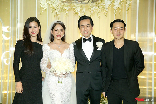 Nói màu đen dìm hàng người mặc thì tội nghiệp màu sắc đơn giản này quá. Minh chứng là vợ chồng Đông Nhi- Ông Cao Thắng dù mặc đen ton-sur-ton, nhưng vẫn khiến fans mãn nhãn vì gu thời trang tương xứng.