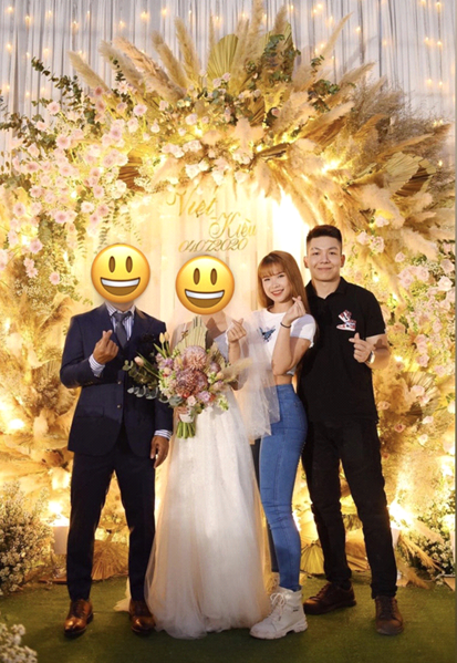 Dự đám cưới bạn bè thân, thay vì ăn diện lồng lộn, đôi vợ chồng trẻ Khởi My - Kelvin chọn trang phục giản dị gồm quần jeans áo thun khiến ai nấy đều phải bất ngờ. Ông xã Khởi My bị soi tăng cân thấy rõ sau 3 năm lấy vợ. Đúng là có vợ chăm, mũm mĩm hơn hẳn!