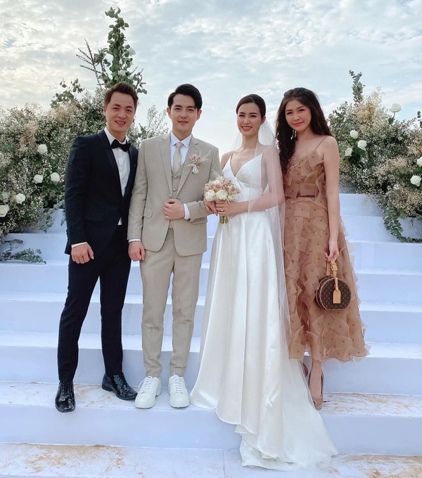 Đăng Khôi và bà xã Thủy Anh tỏa sáng không kém cô dâu chú rể là Đông Nhi - Ông Cao Thắng. Người mặc vest, người diện váy ren, xách túi Louis Vuitton, tương đồng về cả ngoại hình lẫn phong cách.