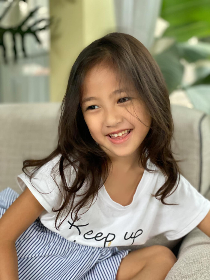 &nbsp;Không riêng gì các nghệ sĩ trong Vbiz mà cư dân mạng cũng bị vẻ ngoài dễ thương và vô cùng xinh xắn của cô bé 'hút hồn'