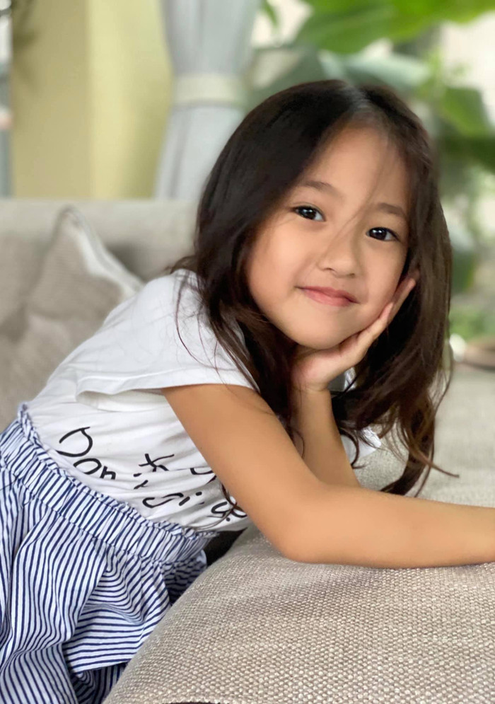 Có thể nói, bé út nhà Hà Kiều Anh sở hữu gần như các nét đẹp của nàng hậu, với đôi mắt to, đôi môi chúm chím và lông mày nét