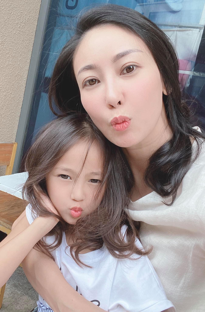 Nhan sắc xinh đẹp như đúc của 2 mẹ con nàng Hậu khiến ai nấy đều phải xuýt xoa trầm trồ.