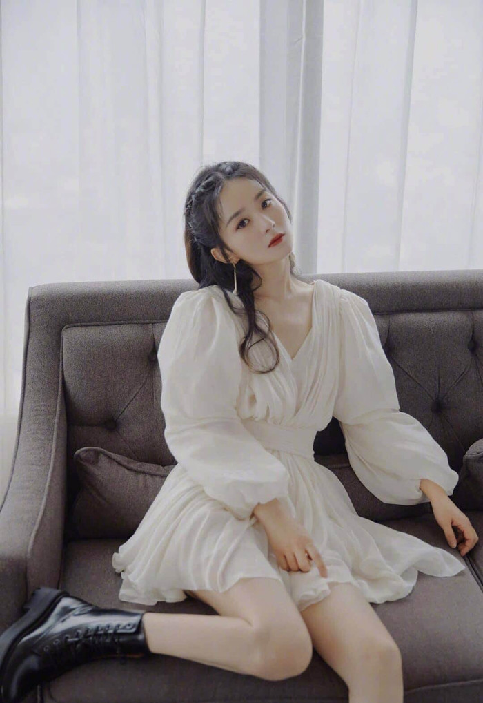 Triệu Lệ Dĩnh diện váy trắng tay phồng: Thoát tục như tiên tử hạ phàm, lên thẳng hotsearch Ảnh 5