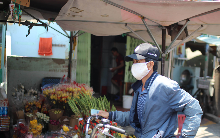 Người Sài Gòn đeo khẩu trang khi ra đường, bắt đầu trạng thái 'chống dịch' Ảnh 2
