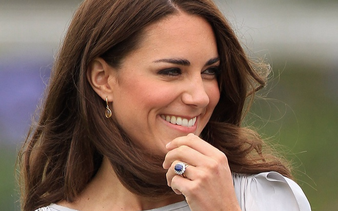 Câu chuyện cảm động đằng sau chiếc nhẫn đính hôn của Kate Middleton Ảnh 2