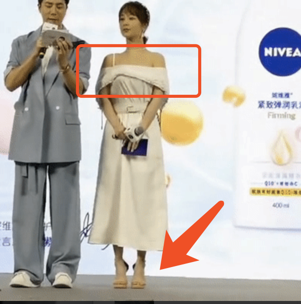 Dù chiếc váy của Dương Tử là hàng hiệu cao cấp nhưng dưới góc nhìn này chẳng khác nào là sản phẩm được mua từ trang taobao rẻ tiền.