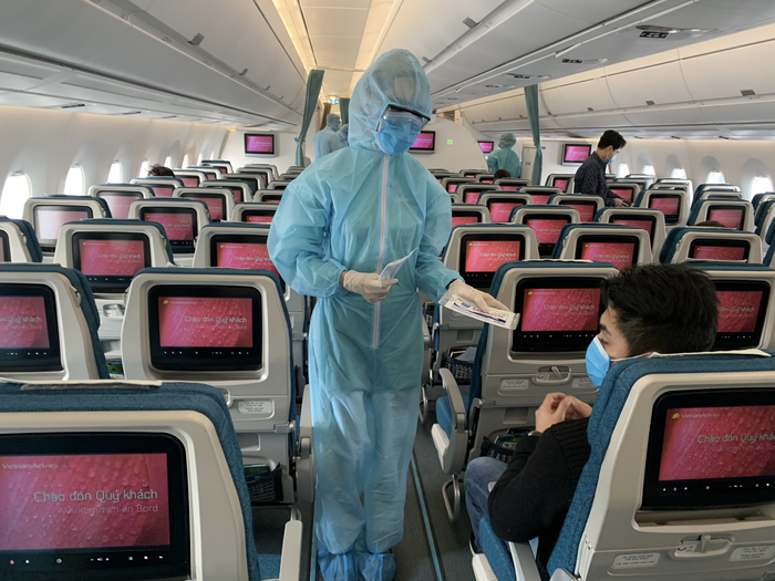 Các đơn vị kinh doanh vận tải thực hiện nghiêm các biện pháp bảo đảm an toàn phòng chống dịch. (Ảnh: Thế Anh)