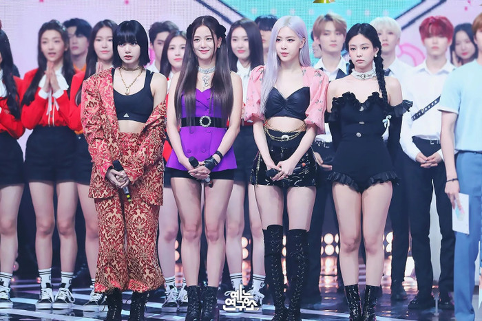 Mượn băng đô của Jisoo làm thắt lưng, Rosé (BLACKPINK) khoe eo con kiến Ảnh 12