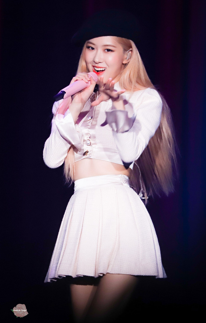 Mượn băng đô của Jisoo làm thắt lưng, Rosé (BLACKPINK) khoe eo con kiến Ảnh 4