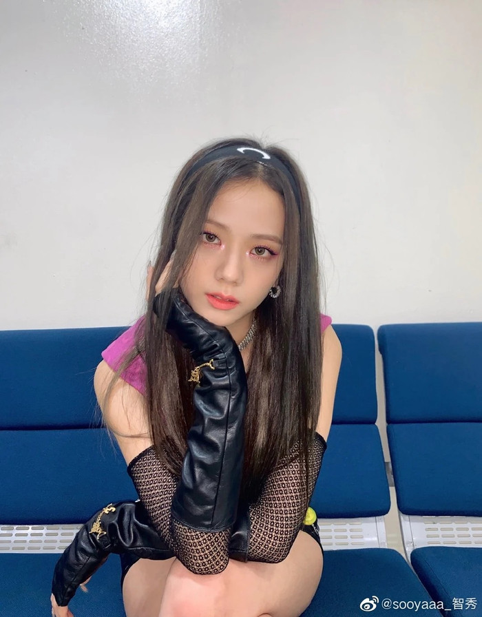 Mượn băng đô của Jisoo làm thắt lưng, Rosé (BLACKPINK) khoe eo con kiến Ảnh 7