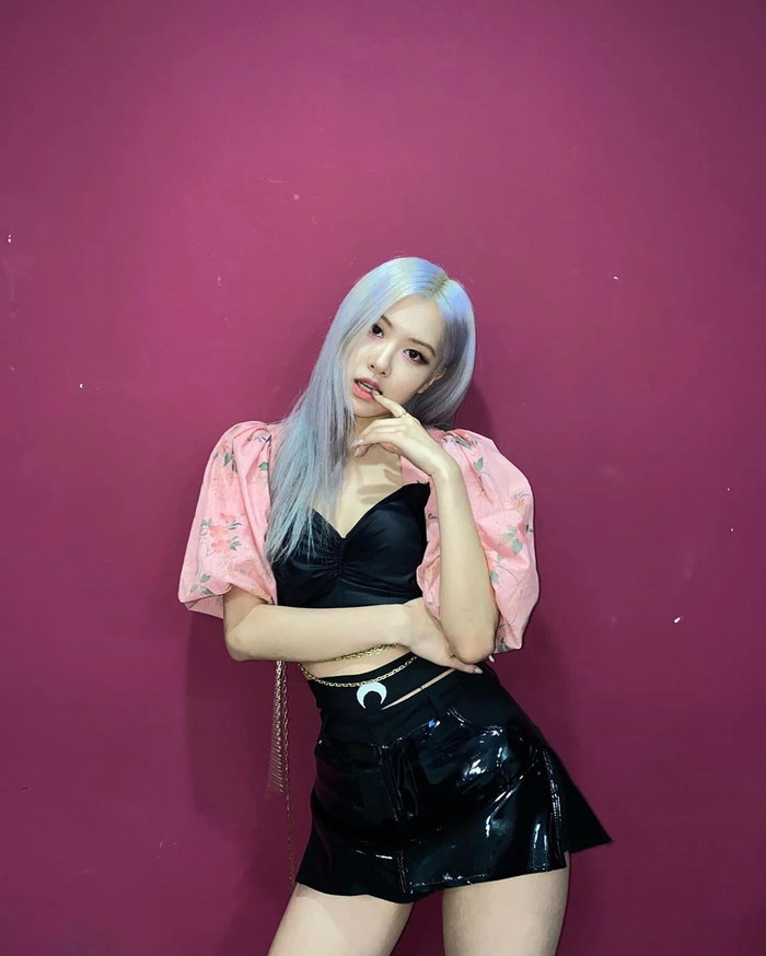 Mượn băng đô của Jisoo làm thắt lưng, Rosé (BLACKPINK) khoe eo con kiến Ảnh 8