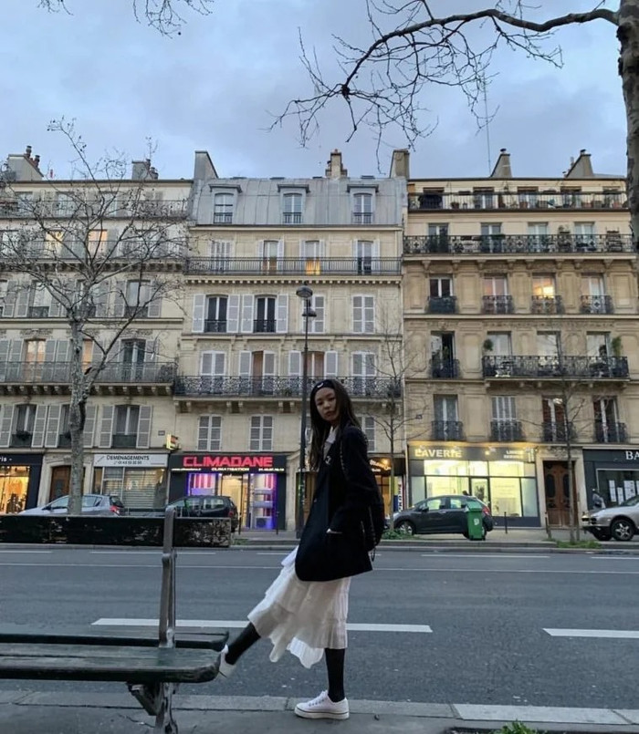 Mượn băng đô của Jisoo làm thắt lưng, Rosé (BLACKPINK) khoe eo con kiến Ảnh 9