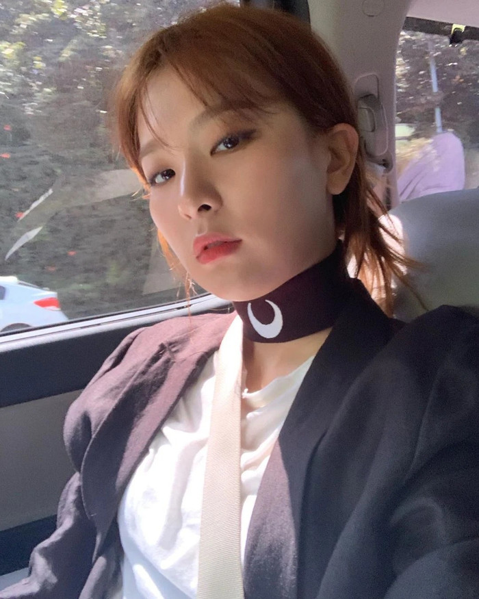 Mượn băng đô của Jisoo làm thắt lưng, Rosé (BLACKPINK) khoe eo con kiến Ảnh 11