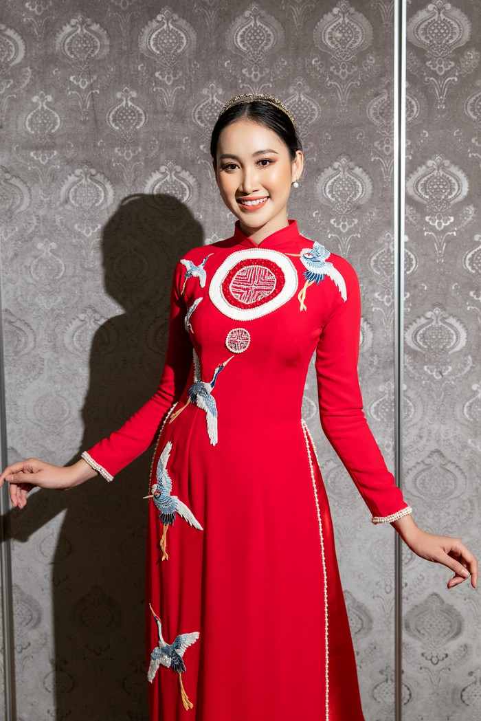 Hoa khôi Đoàn Hồng Trang xinh đẹp với áo dài đỏ thêu chim hạc