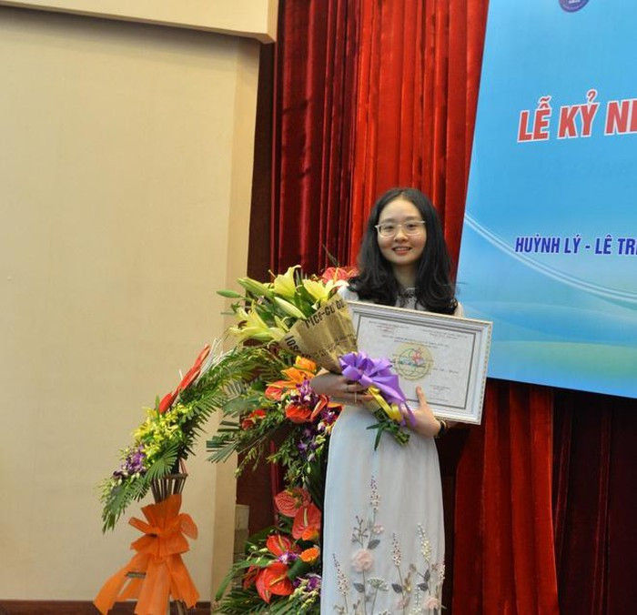 Không chỉ xinh đẹp, Ái Nghĩa còn là nữ sinh tốt nghiệp bằng xuất sắc với GPA đạt 3.88/4 chuyên ngành Sư phạm Ngữ văn, Đại học Sư phạm Hà Nội