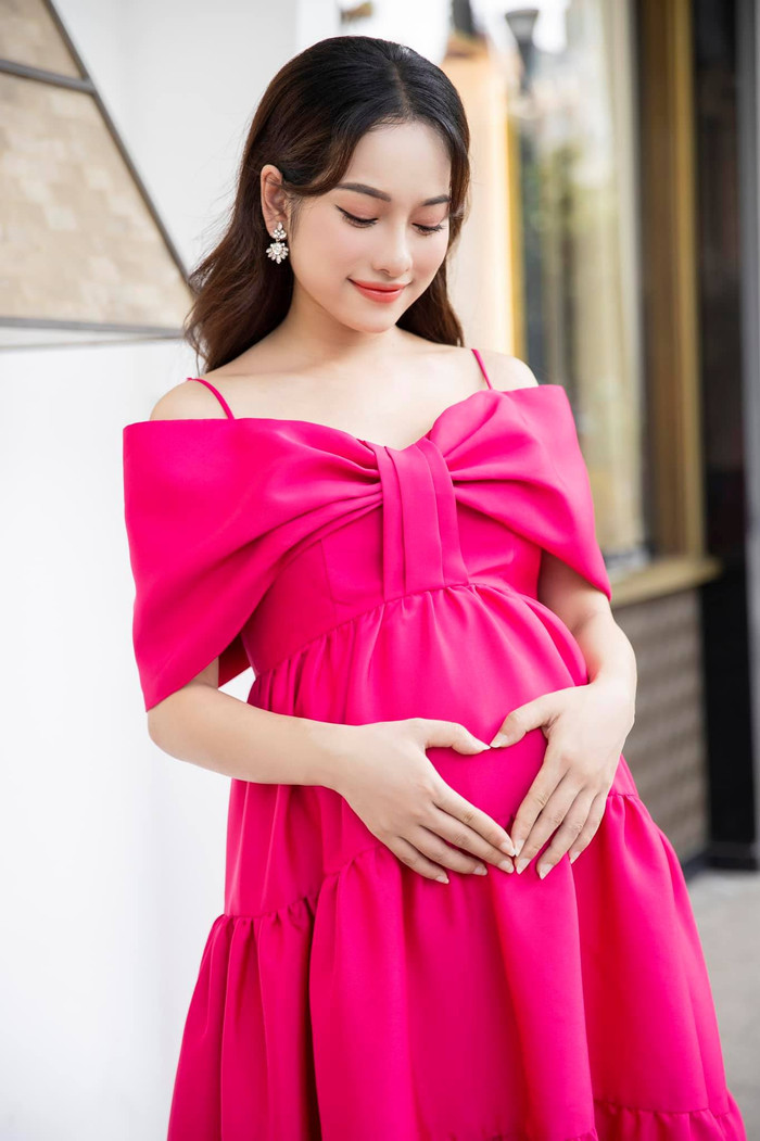 Dù vòng 2 đã lớn rõ nhưng dễ dàng nhận thấy gương mặt và tay chân của Sara Lưu vẫn thon gọn, không thay đổi nhiều