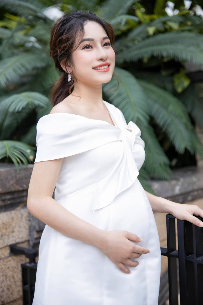 Bà xã Dương Khắc Linh liên tục nhận lời khen ngợi về nhan sắc, thậm chí có người còn cho rằng mẹ bầu tươi tắn, rạng rỡ hơn hẳn trước kia