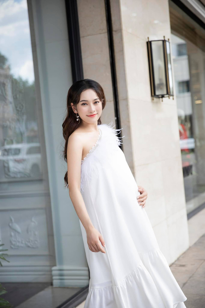 Trên trang cá nhân Sara Lưu thường xuyên chia sẻ những ảnh chụp ghi lại khoảnh khắc đẹp khi mang bầu của mình 