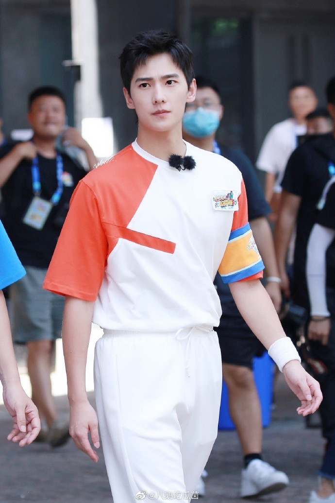 Ảnh đi làm đầy sức hút của Dương Dương, Vương Hạc Đệ, Hoàng Minh Hạo trong 'Ca ca tràn đầy sức sống' Ảnh 15