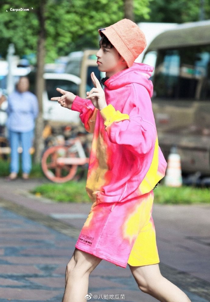 Ảnh đi làm đầy sức hút của Dương Dương, Vương Hạc Đệ, Hoàng Minh Hạo trong 'Ca ca tràn đầy sức sống' Ảnh 24