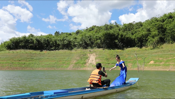 Võ Hoàng Yến nghiêm túc thị phạm tạo dáng nhưng Hòa Minzy lại cực lầy lội Ảnh 12