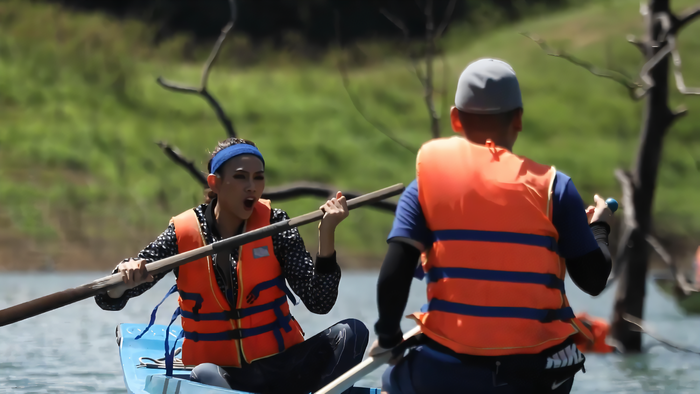 Võ Hoàng Yến nghiêm túc thị phạm tạo dáng nhưng Hòa Minzy lại cực lầy lội Ảnh 8