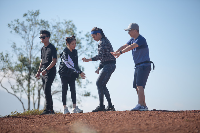 Võ Hoàng Yến nghiêm túc thị phạm tạo dáng nhưng Hòa Minzy lại cực lầy lội Ảnh 6