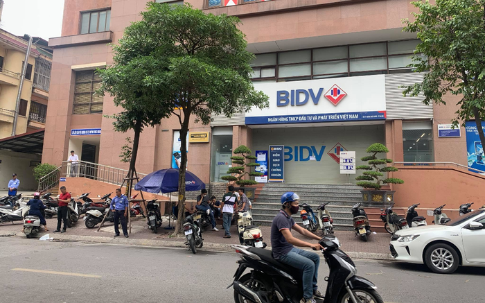 2 tên cướp nổ súng uy hiếp cướp ngân hàng BIDV tại Hà Nội Ảnh 2