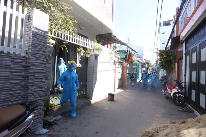 Hình ảnh nhân viên y tế phun khử trùng tại đường phố Đà Nẵng sau khi xuất hiện ca nhiễm.