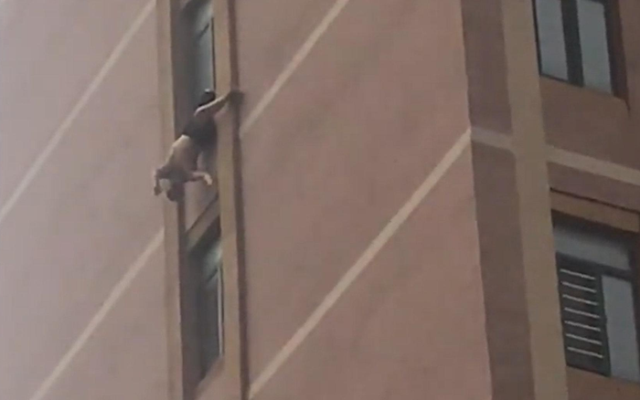 Thót tim cảnh người đàn ông bị mắc kẹt ở tầng 10 trong tư thế treo ngược Ảnh 2