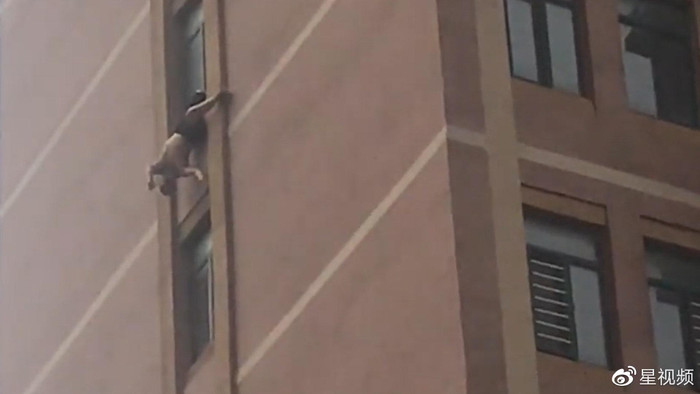 Cụ ông bị mắc kẹt ở cửa sổ tầng 10 trong tình trạng treo ngược.