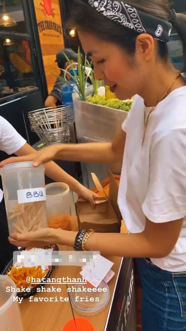 Tiên Nguyễn hào hứng chia sẻ khoảnh khắc được chị dâu đích thân chế biến món ăn lên mạng xã hội